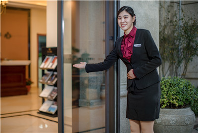 微笑在脸，服务记心