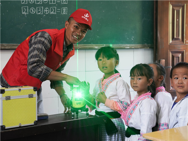 课堂上，八建志愿者为小朋友们展示建筑施工中的激光扫描仪器（1）_副本.jpg